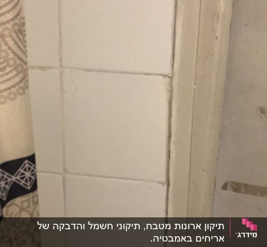 קיר אריחים לבנים ודלת עם ידית מתכת